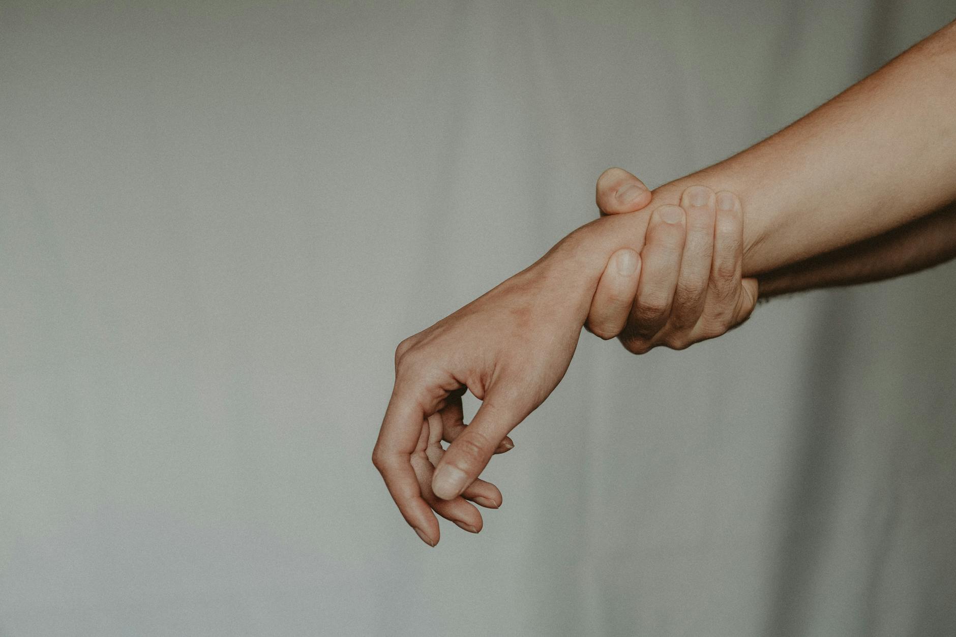 Thumbelina – the De Quervain exercise even ChatGPT would not recommend